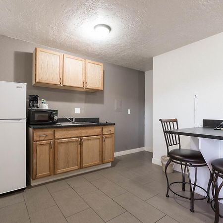 Little Suites Provo Extended Stay Bagian luar foto