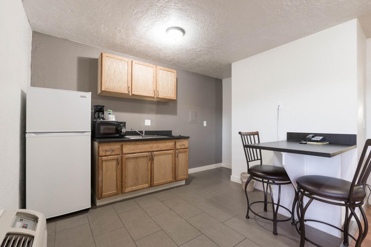 Little Suites Provo Extended Stay Bagian luar foto