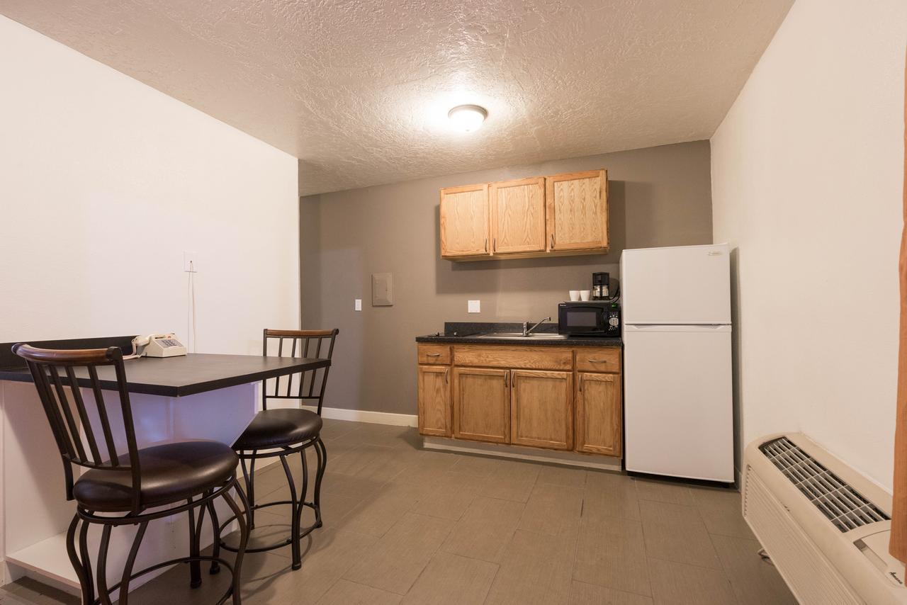 Little Suites Provo Extended Stay Bagian luar foto