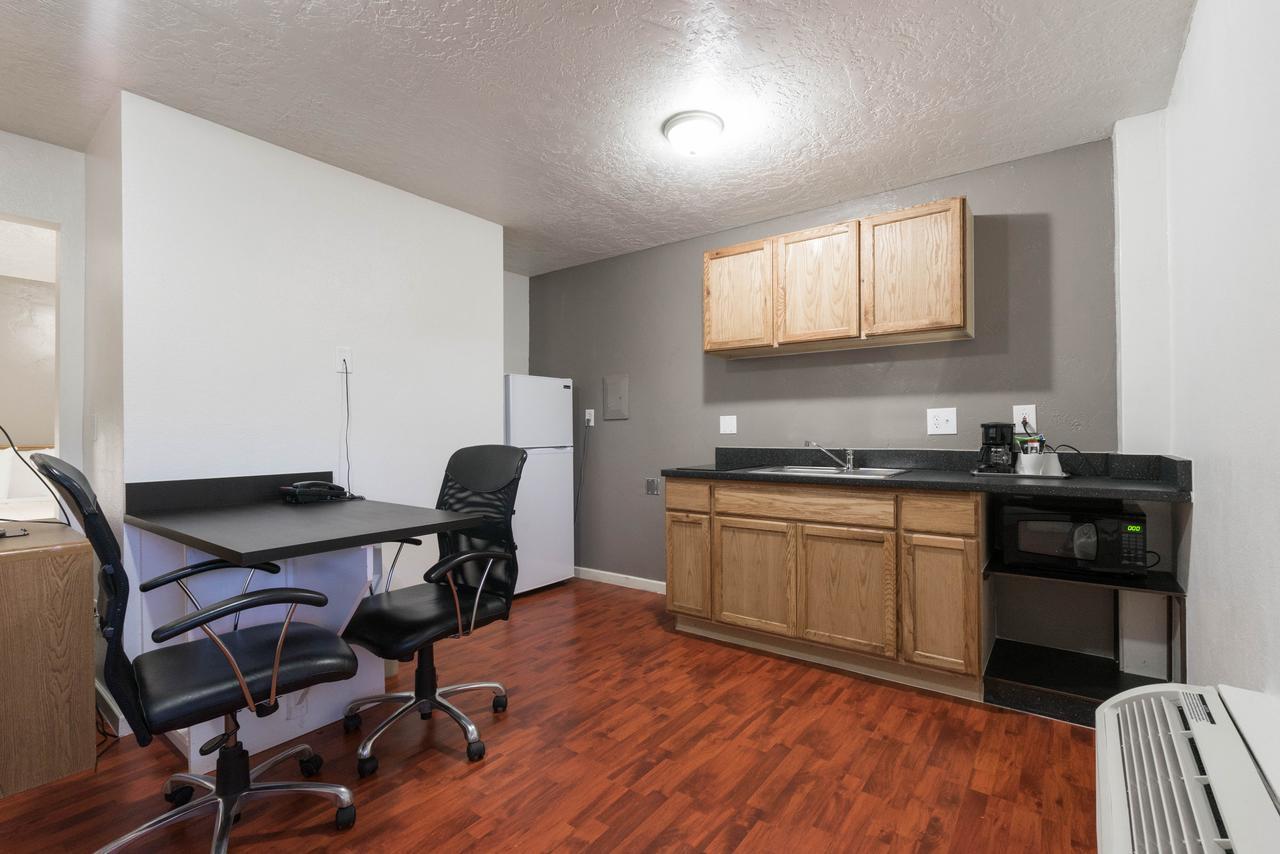 Little Suites Provo Extended Stay Bagian luar foto